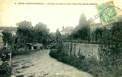 Carte postale ancienne Fossés et restes d'une Tour du vieux château — Brie-Comte-Robert (Seine-et-Marne)
