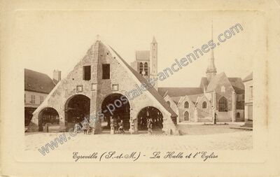 Carte postale ancienne La Halle et l'Eglise — Égreville (Seine-et-Marne)