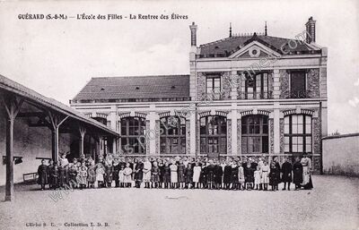 Carte postale ancienne L'École des Filles - La Rentree des Élèves — Guérard (Seine-et-Marne)