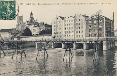 Carte postale ancienne Les vieux Moulins et la Passerelle, vue prise de l'Abreuvoir — Meaux (Seine-et-Marne)