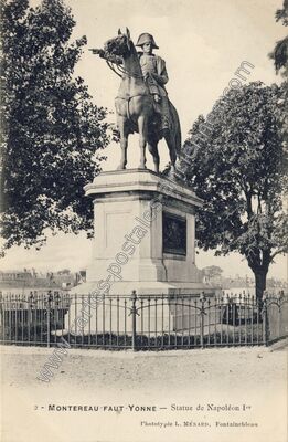 Carte postale ancienne Statue de Napoléon Ier — Montereau Faut Yonne (Seine-et-Marne)