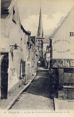 Carte postale ancienne La Rue du Prieuré et les vieilles maisons — Nemours (Seine-et-Marne)