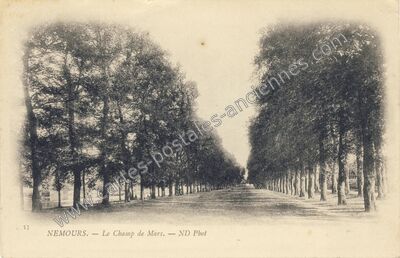Carte postale ancienne Le Champ de Mars — Nemours (Seine-et-Marne)