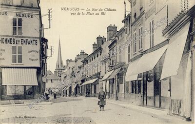 Carte postale ancienne La Rue du Château vue de la Place au Blé — Nemours (Seine-et-Marne)