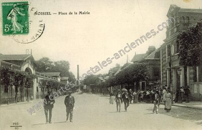 Carte postale ancienne Place de la Mairie — Noisiel (Seine-et-Marne)