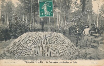 Carte postale ancienne La Fabrication du charbon de bois — Villeparisis (Seine-et-Marne)