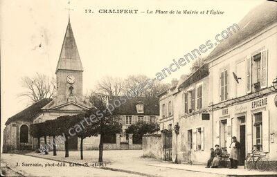 Carte postale ancienne La Place de la Mairie et l'Église — Chalifert (Seine-et-Marne)