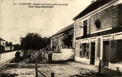 Carte postale ancienne La Route — Favières (Seine-et-Marne)