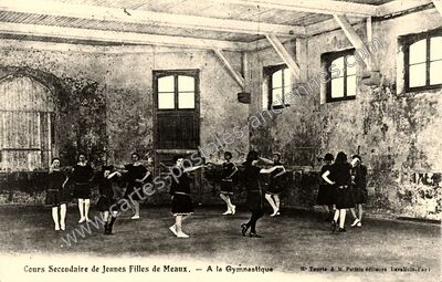 Carte postale ancienne Cours Secondaire de Jeunes Filles — A la Gymnastique — Meaux (Seine-et-Marne)