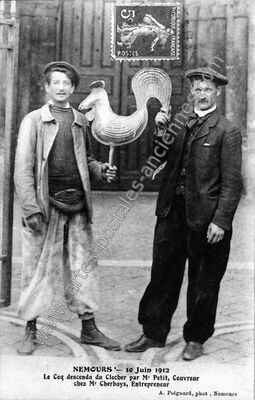 Carte postale ancienne Le Coq descendu du Clocher — Nemours (Seine-et-Marne)