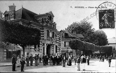 Carte postale ancienne Place de la Mairie — Noisiel (Seine-et-Marne)