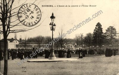 Carte postale ancienne L'heure de la rentrée à l'Usine Menier — Noisiel (Seine-et-Marne)
