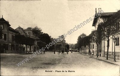 Carte postale ancienne Place de la Mairie — Noisiel (Seine-et-Marne)