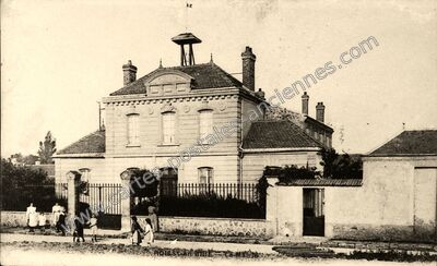 Carte postale ancienne La Mairie — Roissy-en-Brie (Seine-et-Marne)