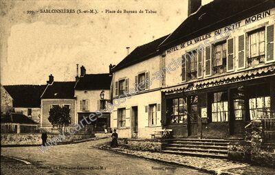 Carte postale ancienne Place du Bureau de Tabac — Sablonnières (Seine-et-Marne)