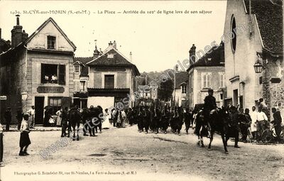 Carte postale ancienne La Place - Arrivée du 102° de ligne lors de son séjour — Saint-Cyr-sur-Morin (Seine-et-Marne)
