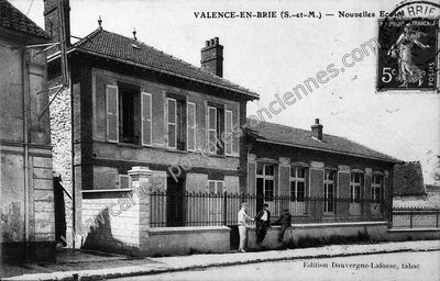 Carte postale ancienne Nouvelles Ecoles — Valence-en-Brie (Seine-et-Marne)