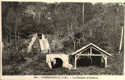 Carte postale ancienne La Fontaine d'aisances — Varreddes (Seine-et-Marne)