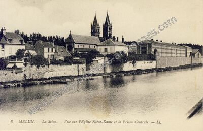 Carte postale ancienne La Seine. — Vue sur l'Église Notre-Dame et la Prison Centrale — Melun (Seine-et-Marne)