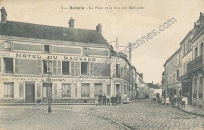 Carte postale ancienne La Place et la Rue des Molinots — Rebais (Seine-et-Marne)