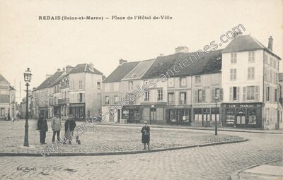 Carte postale ancienne Place de l'Hôtel-de-Ville — Rebais (Seine-et-Marne)