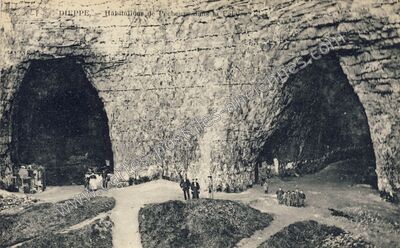 Carte postale ancienne Habitations de Pêcheurs dans la Falaise — Dieppe (Seine-Maritime)