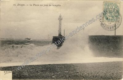 Carte postale ancienne Le Phare un jour de tempête — Dieppe (Seine-Maritime)