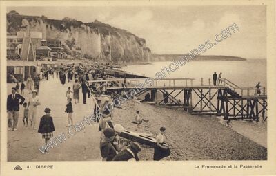 Carte postale ancienne La Promenade et la Passerelle — Dieppe (Seine-Maritime)