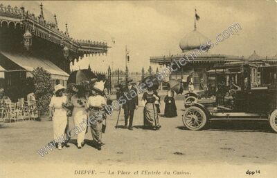 Carte postale ancienne La Place et l'Entrée du Casino — Dieppe (Seine-Maritime)