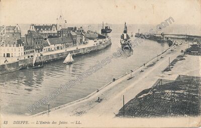 Carte postale ancienne L'Entrée des Jetées — Dieppe (Seine-Maritime)