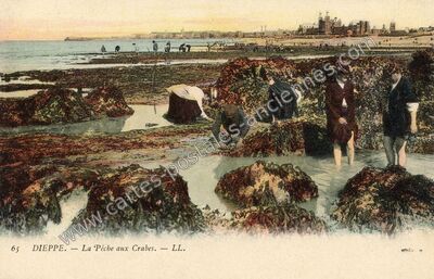 Carte postale ancienne La Pêche aux Crabes — Dieppe (Seine-Maritime)