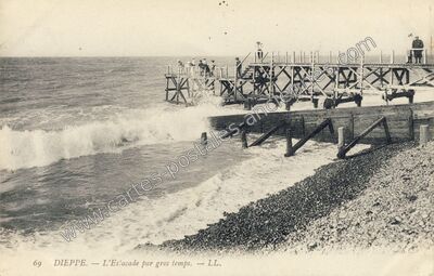 Carte postale ancienne L'Escal'ade par gros temps — Dieppe (Seine-Maritime)