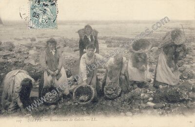 Carte postale ancienne Ramasseuses de Galets — Dieppe (Seine-Maritime)