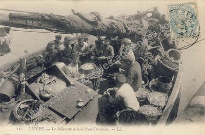 Carte postale ancienne Le Déjeuner à bord d'un Chalutier — Dieppe (Seine-Maritime)