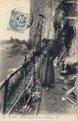Carte postale ancienne Grotte de pêcheurs dans la Falaise — Dieppe (Seine-Maritime)
