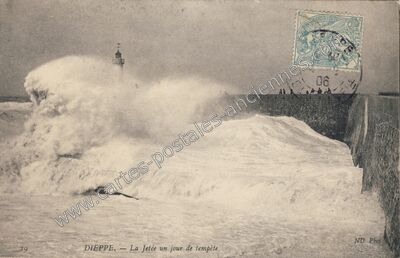 Carte postale ancienne La Jetée un jour de tempête — Dieppe (Seine-Maritime)