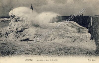 Carte postale ancienne La Jetée un jour de tempête — Dieppe (Seine-Maritime)