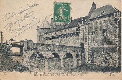 Carte postale ancienne Le Vieux Château, Fosses et Pont levis — Dieppe (Seine-Maritime)