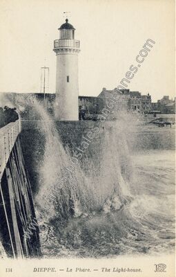 Carte postale ancienne Le Phare. — The Light-house — Dieppe (Seine-Maritime)