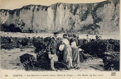 Carte postale ancienne Les Rochers à marée basse, Scène de Plage — Dieppe (Seine-Maritime)