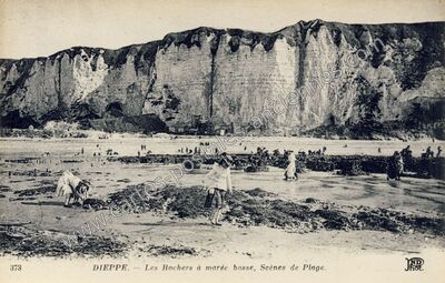 Carte postale ancienne Les Rochers à marée basse, Scènes de Plage — Dieppe (Seine-Maritime)