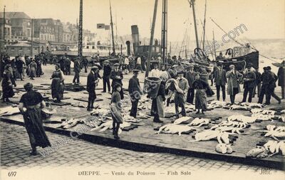 Carte postale ancienne Vente du Poisson — Fish Sale — Dieppe (Seine-Maritime)