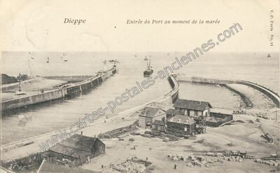 Carte postale ancienne Entrée du Port au moment de la marée — Dieppe (Seine-Maritime)