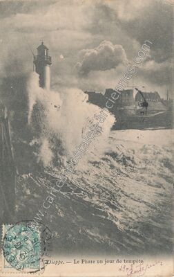 Carte postale ancienne Le Phare un jour de tempête — Dieppe (Seine-Maritime)