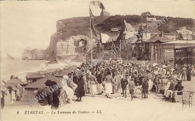 Carte postale ancienne La Terrasse du Casino — Étretat (Seine-Maritime)