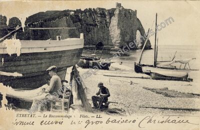 Carte postale ancienne Le Raccommodage des Filets — Étretat (Seine-Maritime)