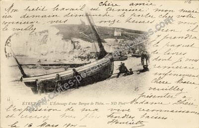 Carte postale ancienne L'Échouage d'une Barque de Pêche — Étretat (Seine-Maritime)