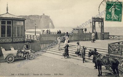 Carte postale ancienne Sortie du Casino — Étretat (Seine-Maritime)
