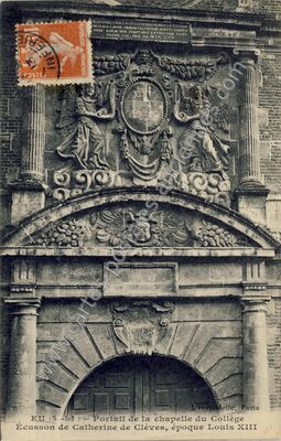 Carte postale ancienne Portail de la chapelle du Collège Écusson de Catherine de Clèves, époque Louis XIII — Eu (Seine-Maritime)