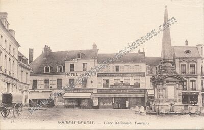 Carte postale ancienne Place Nationale. Fontaine — Gournay-en-Bray (Seine-Maritime)